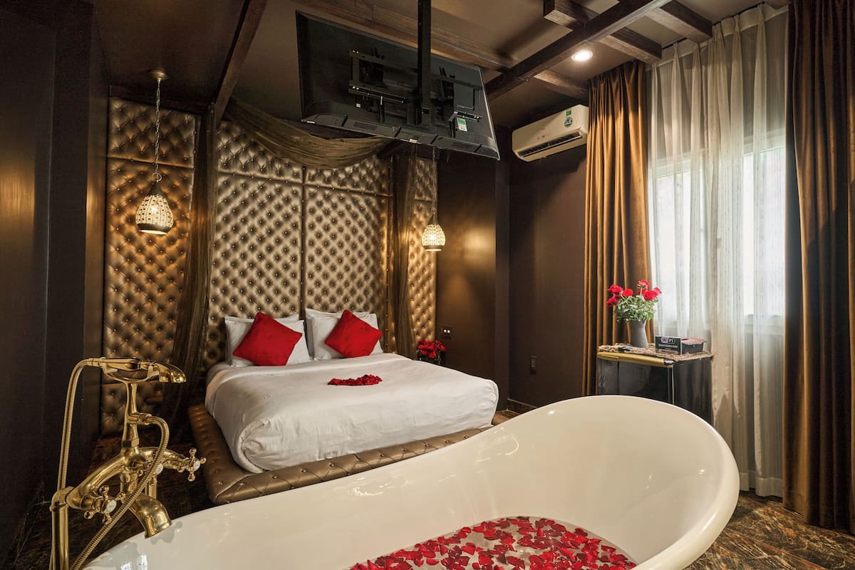 Romantische tweepersoonskamer, 1 queensize bed, bad, uitzicht op stad | Luxe beddengoed, Select Comfort-bedden, een minibar