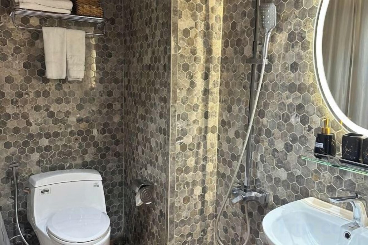 Baño | Artículos de higiene personal gratuitos, secador de pelo y zapatillas