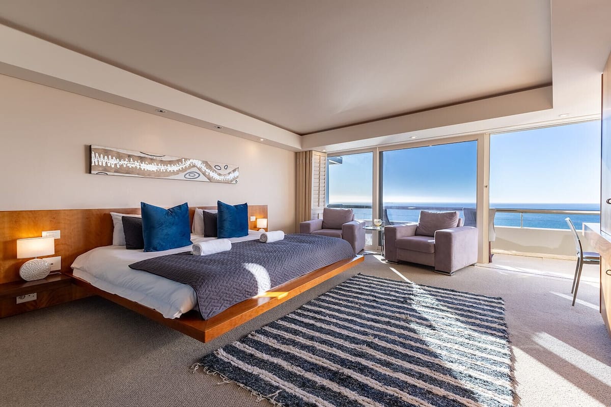 Roupas de cama premium, frigobar, quartos à prova de som