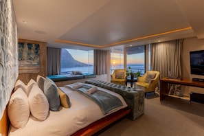 King Suite with Sea View | Premium bedding, minibar, soundproofing, free WiFi