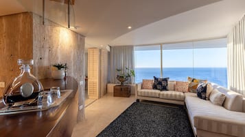 King Suite with Sea View | Private kitchenette | Mini-fridge, microwave, electric kettle