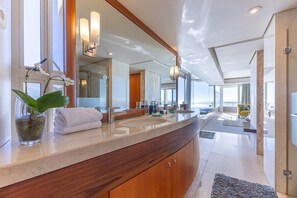 Queen Suite with Sea View | Bathroom | Free toiletries, towels, soap, shampoo - The Marvel Beach House (Cape Town)