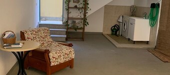 Family apartment with courtyard and large private garage 5 min from the sea