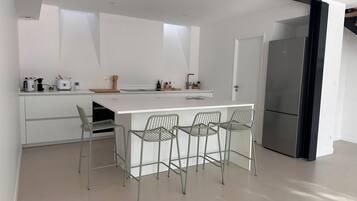 Réfrigérateur, four, plaque de cuisson, lave-vaisselle