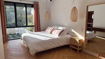 5 chambres, bureau, fer et planche à repasser, lit parapluie