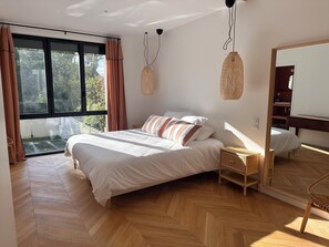 5 chambres, bureau, fer et planche Ă repasser, lit parapluie