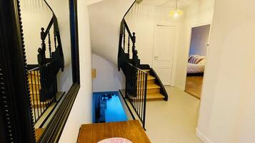 5 bedrooms, desk, iron/ironing board, travel cot