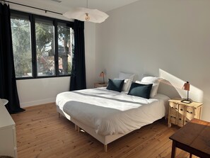 5 Schlafzimmer, Schreibtisch, Bügeleisen/Bügelbrett, Reisekinderbett