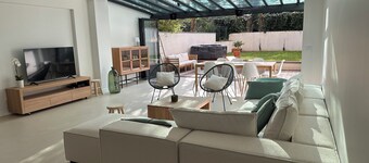 Place Dupuy 5' from downtown on foot 5-bedroom house with jacuzzi and garden