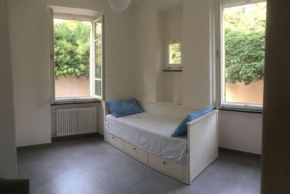 3 chambres, fer et planche à repasser