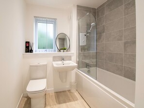 Shower, hair dryer, towels - Beautiful Glasgow South Home - Pass the Keys (Glasgow)