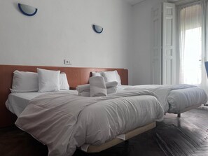 Basic Twin Room, Shared Bathroom - Hostal Alonso No Limit Madrid (Madrid)
