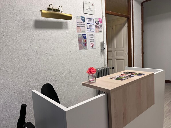 Reception - Hostal Alonso No Limit Madrid (Madrid)
