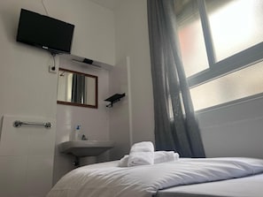 Habitació individual econòmica, bany compartit | Wifi gratuïta