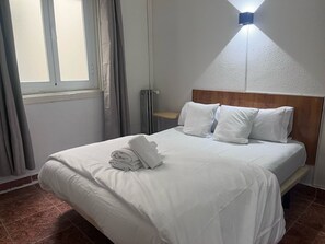Economy Double Room, Shared Bathroom - Hostal Alonso No Limit Madrid (Madrid)