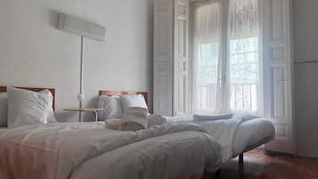 Habitación básica con 2 camas individuales, baño compartido | Wifi gratis