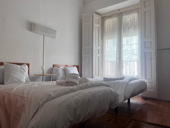 Habitació amb dos llits individuals bàsica, bany compartit | Wifi gratuïta