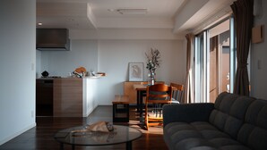 Interior - ベッド3台でグループ滞在も快適！ウォーターサーバー付きの暮らせる民泊です (沖縄市)