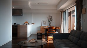 Interior - ベッド3台でグループ滞在も快適！ウォーターサーバー付きの暮らせる民泊です (沖縄市)