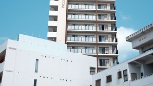 A multi-story building with a sign reading "YEN'S PLAZA RYCOM." - ベッド3台でグループ滞在も快適！ウォーターサーバー付きの暮らせる民泊です (沖縄市)
