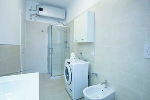 Shower, hair dryer, bidet, towels