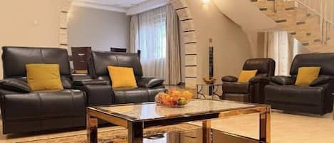 Suite, Balcony, Hill View | Living area