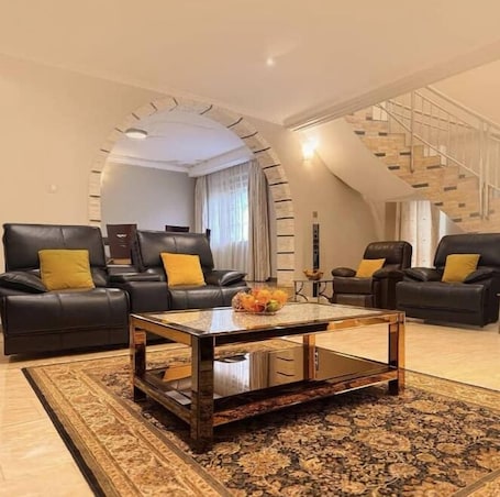 Suite, Balcony, Hill View | Living area