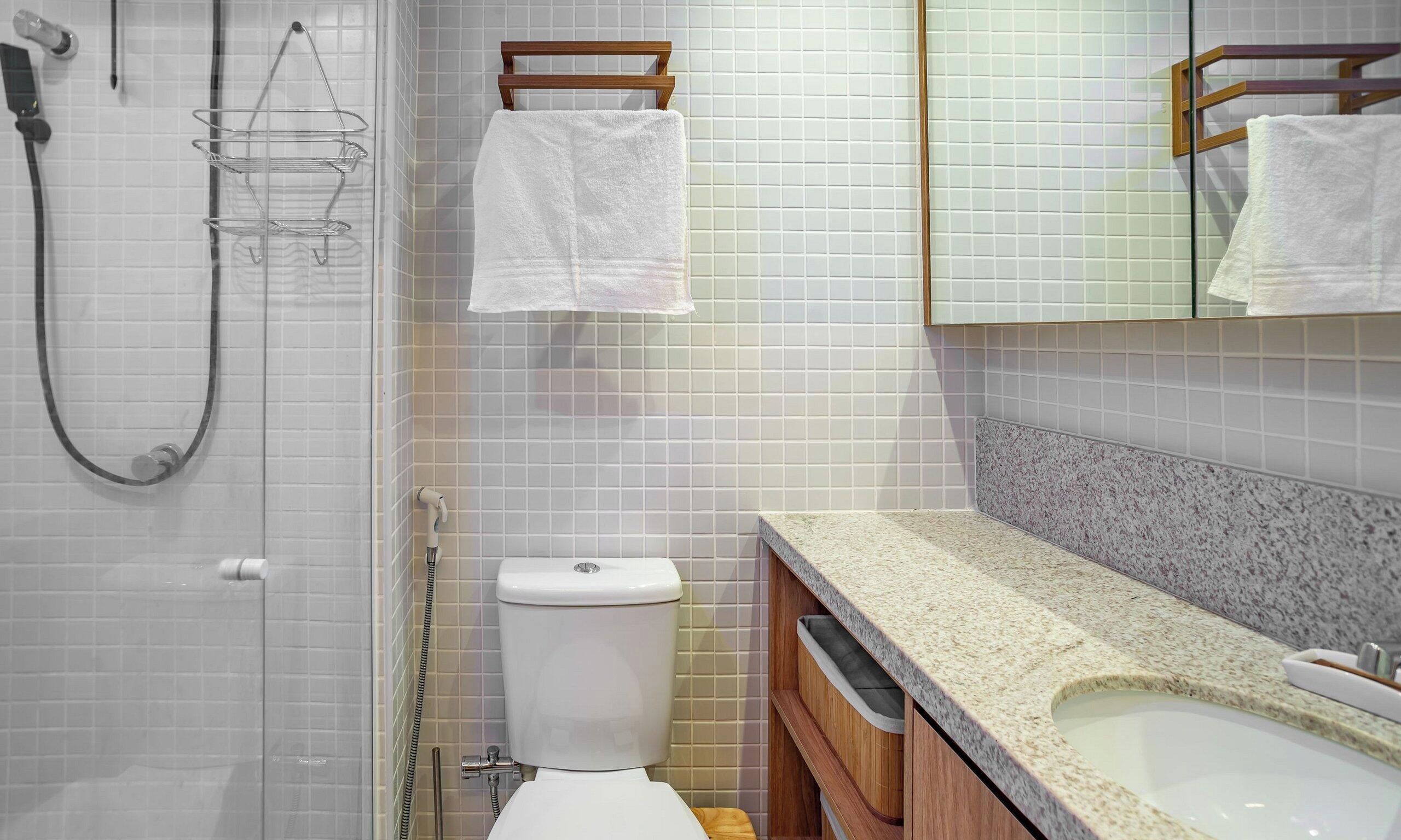 Un baño con ducha, inodoro y lavamanos.
