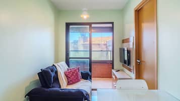 Basic-Apartment | Wohnbereich | Fernseher