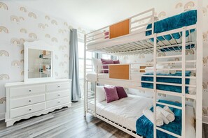 6 bedrooms, iron/ironing board, WiFi, bed sheets