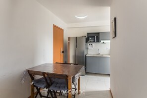 A compact kitchen with a refrigerator, microwave, and sink. - SMT - Building 750m From the Beach in Salvador (Salvador)