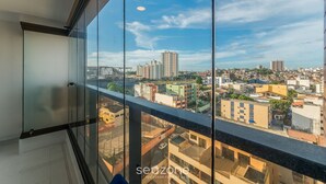 Ein Hochhaus mit Blick auf eine Stadtansicht durch große Fenster.