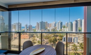 Un balcon offrant une vue sur le paysage urbain et la mer.