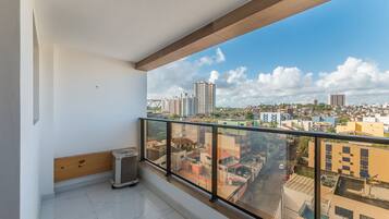 Un balcón con vistas a la ciudad, un aire acondicionado GREE y piso de baldosas.