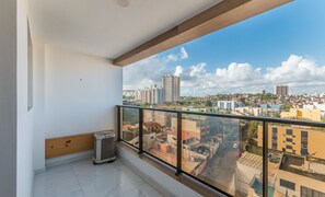 A balcony with a city view, a GREE air conditioner, and a tiled floor. - SMT - Building 750m From the Beach in Salvador (Salvador)