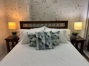 2 habitaciones, escritorio, tabla de planchar con plancha y wifi gratis 