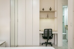 Iron/ironing board, Internet, bed sheets