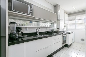 Kühlschrank, Mikrowelle, Ofen, Wasserkocher mit Kaffee-/Teezubehör