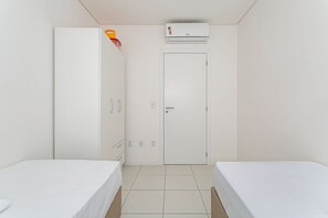 Een strijkplank/strijkijzer, internet, beddengoed