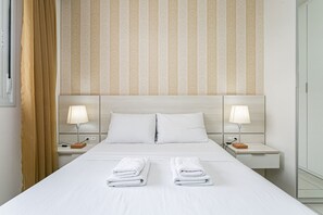 Iron/ironing board, Internet, bed sheets