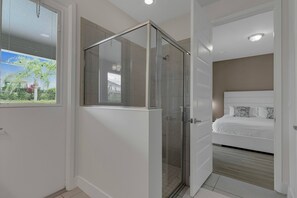 9 habitaciones, tabla de planchar con plancha, wifi y ropa de cama