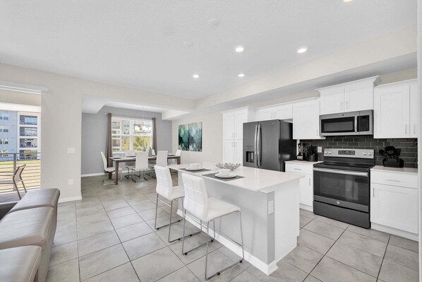 Jääkaappi, mikroaaltouuni, uuni, liesi