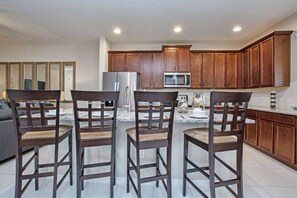 冷蔵庫、電子レンジ、オーブン、コンロ