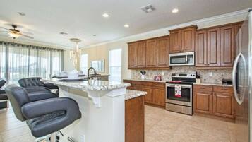 Refrigerador, microondas, horno, placa de cocina