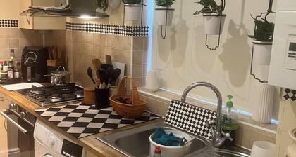 Relaxing double room
In quaint cottage