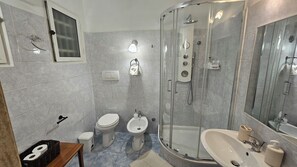 Classic Condo | Bathroom