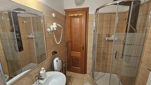 Leilighet – comfort | Bad | Dusj, dusjhode med hydromassaje, hårføner og bidé
