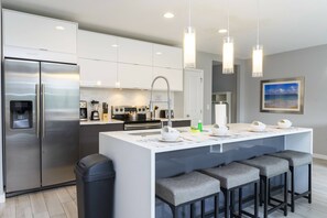 Geladeira, micro-ondas, fogão, cooktop