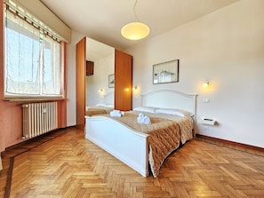 2 slaapkamers, een strijkplank/strijkijzer, wifi, beddengoed