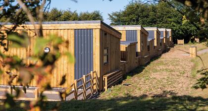 Escape to nature - stunning group lodges overlooking Wistlandpound Reservoir